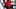 Schwarzes Model in Rot verführt Latina-Kameramann mit langem Schwanz