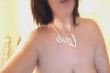 Mijn vrouw rondborstige vriendin toont haar grote borsten op cam snapshot 4