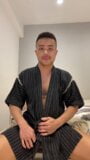 Ragazzo asiatico in jinbei accarezzando snapshot 1