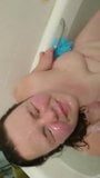 Симпатичная пухлая получает камшот на лицо в ванне snapshot 5