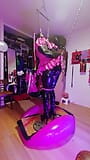 Sissy soubrette, bondage auto-suspension dans une cage de chasteté snapshot 11