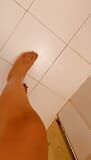 Sta mostrando le gambe intere e massaggia con la crema snapshot 4