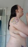 Chubby uk slut toma una ducha con su consolador snapshot 6