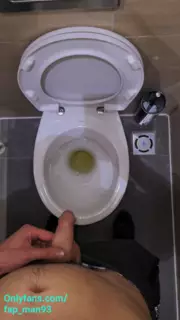 Pria kencing di toilet umum selama jam kerja 4k | xHamster