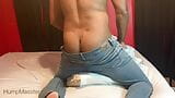 Cara com travesseiro gordo transando com jeans - humpmaster snapshot 1