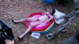 Outdoor wam sissy gurl in micro bikini in pvc rosa oliata e inzuppata di acqua lattiginosa gioca con se stessa senza sperma snapshot 2