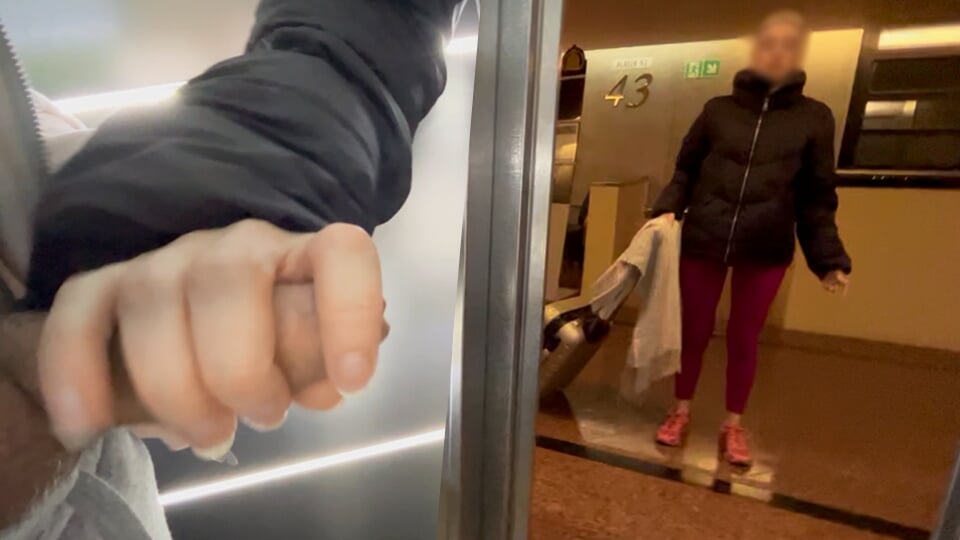 Egy ismeretlen sportos lány a szállodából szop a nyilvános liftben, és segít befejezni az elélvezést