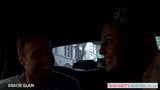 Belleza joven gracie glam folla en el coche snapshot 4