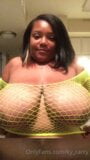 BBW solista che gioca con enormi tette accarezzate snapshot 2