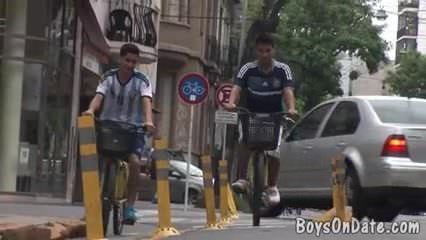 Đi xe đạp bạn trai bị bẩn trong vòi hoa sen