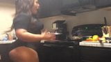 Keisy Nayobi twerking en la cocina snapshot 1