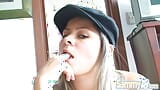 Calda teen bionda va da sola nella doccia snapshot 4