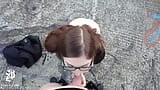 Outdoor, riesiger cumshot ins gesicht, voll auf der brille! snapshot 6