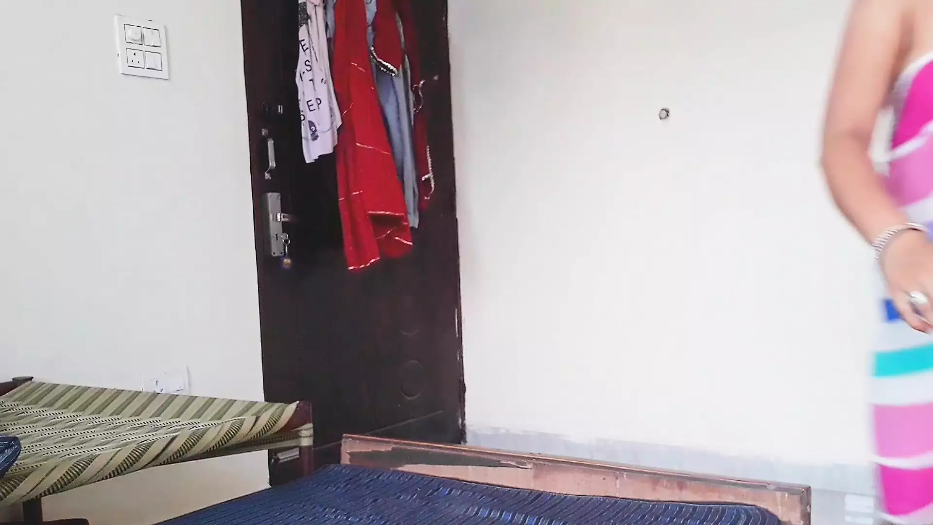 El servicio de habitaciones del hotel tocó a nuestra puerta y se folló a mi esposa - repartidor