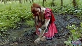 Cappuccetto rosso nel fango della foresta - video completo snapshot 5