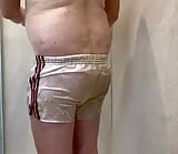 Je prend une douche dans mon vieux short de football en nylon blanc Adidas des années 80 snapshot 5