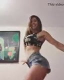 Guapa colombiana bailando en mini shorts snapshot 4