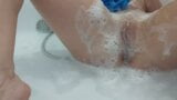 Orgasmus von Mutter in der Badewanne snapshot 1