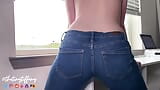 Tavolo humping in jeans attillati snapshot 10