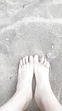 Sexy nohy na pláži snapshot 4
