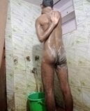 Hermanastro estaba tomando un baño desnudo, secretamente le hice un video snapshot 2