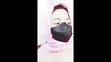 Mulher de hijab brincando com vibrador no quarto snapshot 3