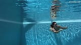 Ragazza grassa Puzan Bruhova piacere del nuoto snapshot 12