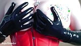 Fetiš operskih rukavica gumeni video od lateksa, model Arya Grander snapshot 6