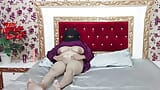 Горячая мусульманская женщина в Никабе с большими сиськами занимается сексом с большим дилдо snapshot 4