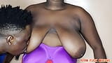 Une salope africaine aux seins énormes se fait sucer et caresser ses gros nichons. snapshot 13