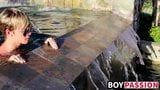 Blondes Twinky geht schwimmen und streichelt dann seinen Schwanz snapshot 2