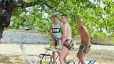 Amazin twinks Bukkake im Garten snapshot 6