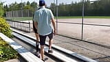 Un mari regarde et rejoint son coéquipier en train de baiser sa femme après un match de baseball snapshot 1