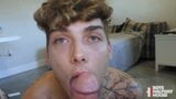 Enger tätowierter Twink nimmt Schwanz wie einen Profi, ohne Gummi, POV snapshot 3