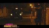 Vrouwelijke nep taxi geile rondborstige babes in taxi lesbische achterbank snapshot 1