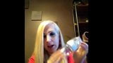 Блондинка YouTube показывает, как выжимать молоко из сисек snapshot 4