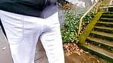 公共の場でフリーボールと膨らみが、雨の日に白いスウェットパンツを履いた大きなチンポを披露 snapshot 7