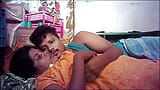 Suri rumah kampung India memberikan ciuman panas romantik kepada suaminya snapshot 3