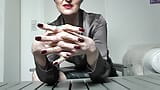 Largas uñas rojas oscuras y puño snapshot 4