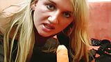 Blondă germană țâțoasă care își satisface pizda rasă cu jucăriile ei sexuale snapshot 15