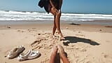 Une adolescente sur une plage nudiste sauvage se branle, suce une bite, montre ses jambes en public dans la nature, pipe snapshot 7