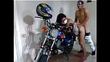 Checking the motorcycle that did not start, the repairman arrived to help him start it! then the best thing happened!! sex sex snapshot 19