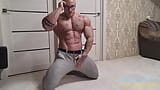 Sexy Bodybuilder-Stripperin tanzt, biegt sich und kommt snapshot 9