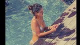 Eiza gonzalez - 檀香山的比基尼泳池 snapshot 5