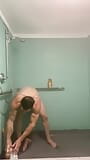 Nicholas Ryder juega con sus juguetes en una ducha de gimnasio público snapshot 6