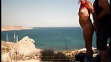 Baisée sans respect sur la plage publique par un vieux touriste snapshot 3