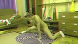 Chica adolescente flexible jugando con consolador en 3d snapshot 13