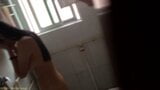 Novia en cuarto de baño snapshot 2