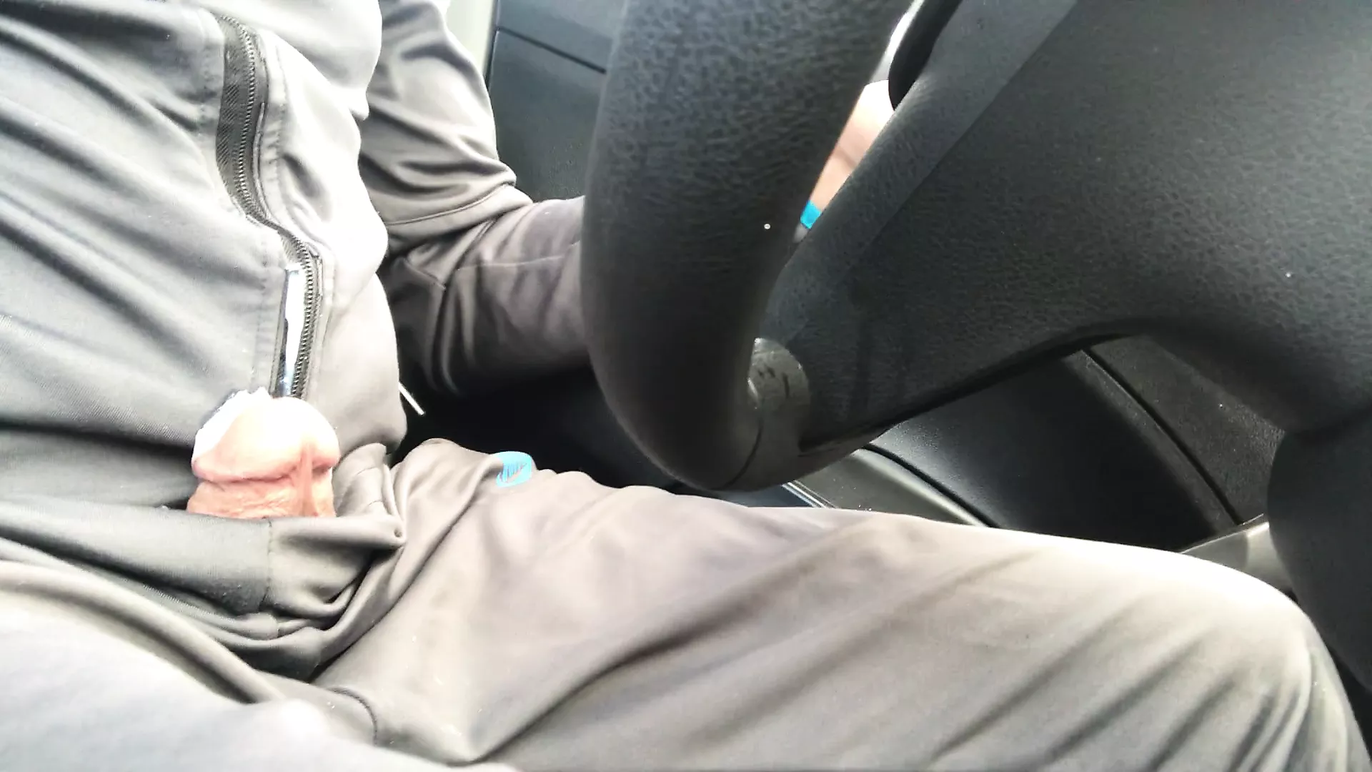 Une grosse bite jouit en mains libres dans une voiture en plein air