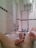 Paula wanking i badet snapshot 8